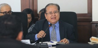 El ministro de Energía y Minas, Víctor Ventura, explica que la intención para una iniciativa es modernizar a las empresas eléctricas municipales y sean sostenibles. Foto: José Orozco