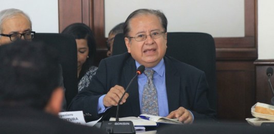 El ministro de Energía y Minas, Víctor Ventura, explica que la intención para una iniciativa es modernizar a las empresas eléctricas municipales y sean sostenibles. Foto: José Orozco