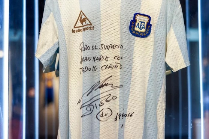 El partido de semifinal de la Copa Mundial de la FIFA 1986 de Diego Maradona, usado y firmado por la camiseta de Argentina. EFE/EPA/SARAH YENESEL