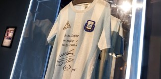 El partido de semifinal de la Copa Mundial de la FIFA 1986 de Diego Maradona, usado y firmado por la camiseta de Argentina. EFE/EPA/SARAH YENESEL