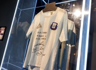 El partido de semifinal de la Copa Mundial de la FIFA 1986 de Diego Maradona, usado y firmado por la camiseta de Argentina. EFE/EPA/SARAH YENESEL