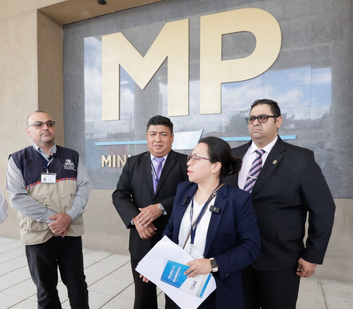 Karina Donis, titular de la DIACO presentó la denuncia ante el MP. (Foto: Ministerio de Economía)