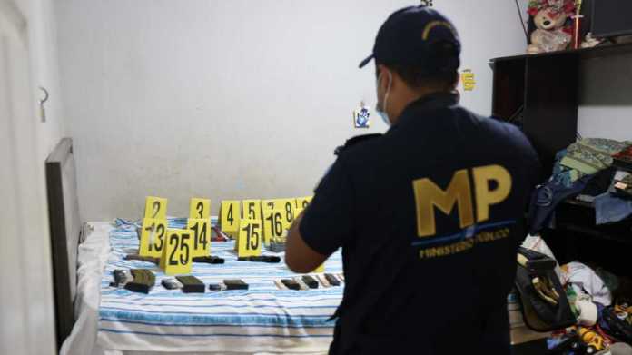 Armas, celulares y computadoras fueron incautadas por el MP. Foto: Ministerio Público