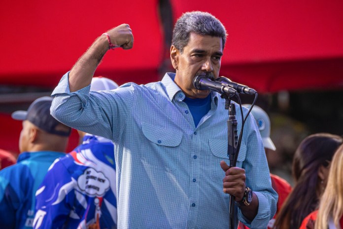 El presidente de Venezuela y aspirante a la reelección, Nicolás Maduro, pronuncia un discurso en el cierre de su campaña este jueves, en Caracas (Venezuela). EFE/ Henry Chirinos