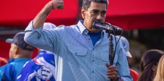 El presidente de Venezuela y aspirante a la reelección, Nicolás Maduro, pronuncia un discurso en el cierre de su campaña este jueves, en Caracas (Venezuela). EFE/ Henry Chirinos