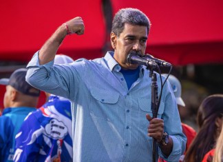 El presidente de Venezuela y aspirante a la reelección, Nicolás Maduro, pronuncia un discurso en el cierre de su campaña este jueves, en Caracas (Venezuela). EFE/ Henry Chirinos