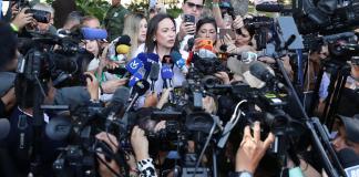 La líder de la oposición Venezolana, María Corina Machado (c), ofrece declaraciones luego de votar este domingo, en el centro de votación Instituto Elena de Bueno en Caracas (Venezuela). EFE/ Ronald Peña R.