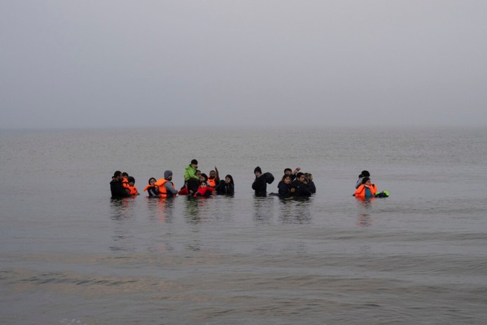 Un grupo de inmigrantes kurdos de Irán 2024. (Foto AP/Bernat Armangue, Archivo)