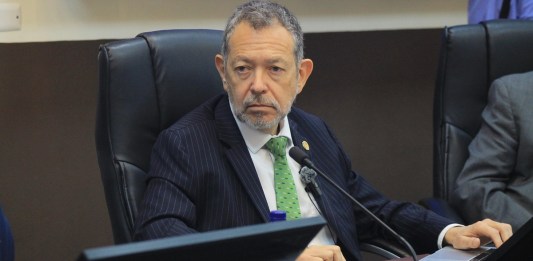 "Félix Alvarado , ministro de comunicaciones infraestructura y vivienda MICIVI", Foto: José Orozco / La Hora.