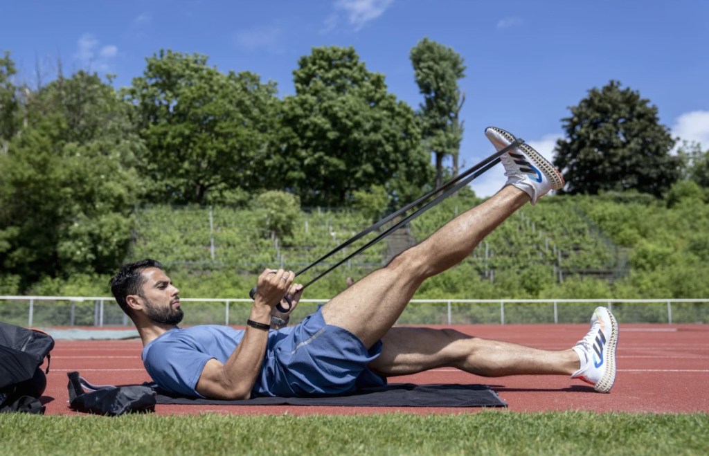 El refugiado sirio Mohammad Amin Alsalami, de 29 años, entrena en el estadio Wilmersdorf de Berlín el 29 de mayo de 2024. (Foto AP/Ebrahim Noroozi)