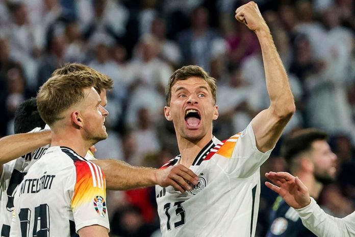 El alemán Thomas Müller, a la derecha, celebra durante el partido del Grupo A entre Alemania y Escocia en la Eurocopa 2024 en Múnich, Alemania, el viernes 14 de junio de 2024. Müller anunció su retiro del fútbol internacional después de una carrera de 14 años que incluyó el título de la Copa del Mundo de 2014. (Christian Charisius/dpa vía AP, Archivo)