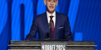 El comisionado de la NBA Adam Silver inicia el draft el miércoles 6 de julio del 2024. (AP Foto/Julia Nikhinson)