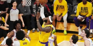 El alero de Los Ángeles Lakers, LeBron James (C), conduce a canasta durante la primera mitad del partido de baloncesto de la NBA. EFE/EPA/Allison Dinner