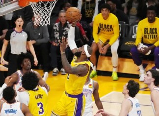 El alero de Los Ángeles Lakers, LeBron James (C), conduce a canasta durante la primera mitad del partido de baloncesto de la NBA. EFE/EPA/Allison Dinner