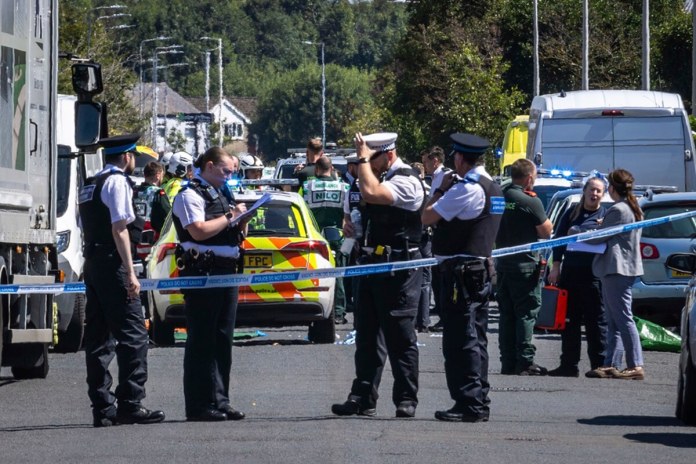 La policía asegura el área donde un hombre fue detenido por apuñalar a varias personas, en Southport, Merseyside, Inglaterra, el lunes 29 de julio de 2024. (James Speakman/PA vía AP)