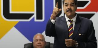 El presidente venezolano, Nicolás Maduro, habla después de firmar un acuerdo para respetar los resultados de las próximas elecciones presidenciales. (Foto AP/Ariana Cubillos)
