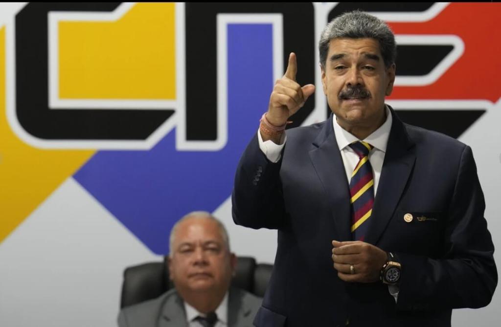 El presidente venezolano, Nicolás Maduro, habla después de firmar un acuerdo para respetar los resultados de las próximas elecciones presidenciales. Foto La Hora: (Foto AP/Ariana Cubillos)