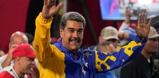 El presidente Nicolás Maduro se dirige a sus partidarios reunidos frente al palacio presidencial de Miraflores después de que las autoridades electorales lo declararan ganador de las elecciones presidenciales en Caracas, Venezuela, el lunes 29 de julio de 2024. (AP Foto/Fernando Vergara)