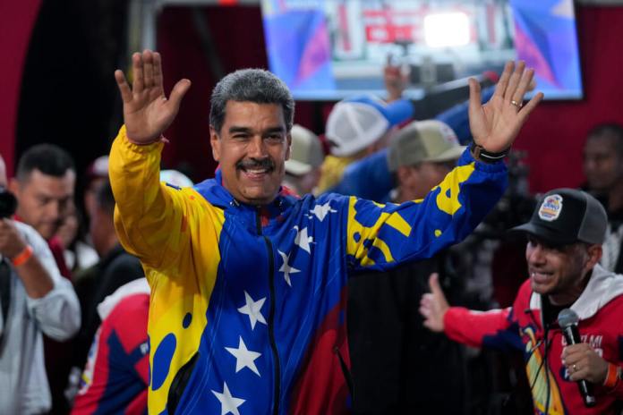 El presidente Nicolás Maduro se dirige a sus seguidores reunidos frente al palacio presidencial de Miraflores. (Foto AP/Fernando Vergara)