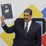Nicolás Maduro sostiene el acta que lo proclama presidente reelecto por el Consejo Nacional Electoral (CNE) este lunes, en Caracas (Venezuela). EFE/ Ronald Peña R.
