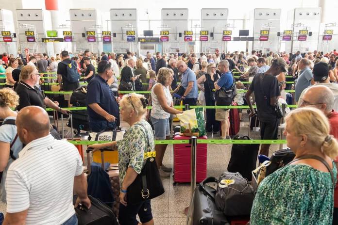 Numerosas personas hacen cola en la zona de facturación de la T-3 del Aeropuerto de Málaga tras la incidencia global de Microsoft. EFE/ Daniel Pérez