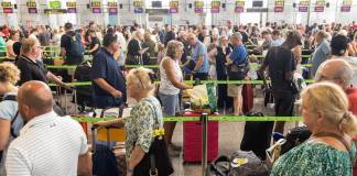 Numerosas personas hacen cola en la zona de facturación de la T-3 del Aeropuerto de Málaga tras la incidencia global de Microsoft. EFE/ Daniel Pérez