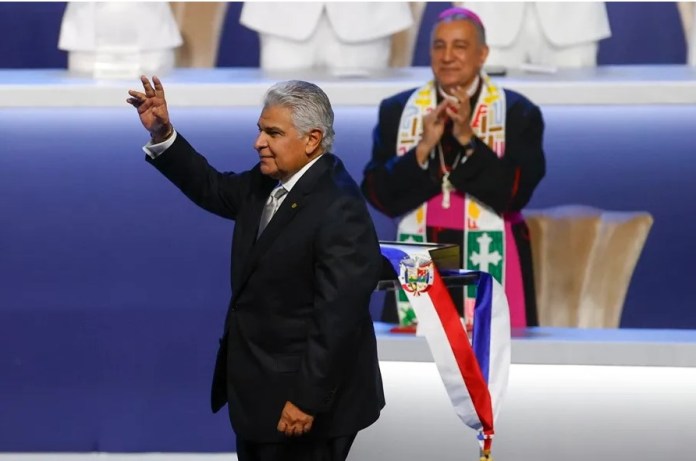 El presidente de Panamá, José Raúl Mulino, saluda durante su investidura este lunes, en la Ciudad de Panamá (Panamá). EFE/ Bienvenido Velasco