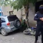 En el video se ven a cuatro personas utilizando uniformes de la PNC. Foto: captura de pantalla