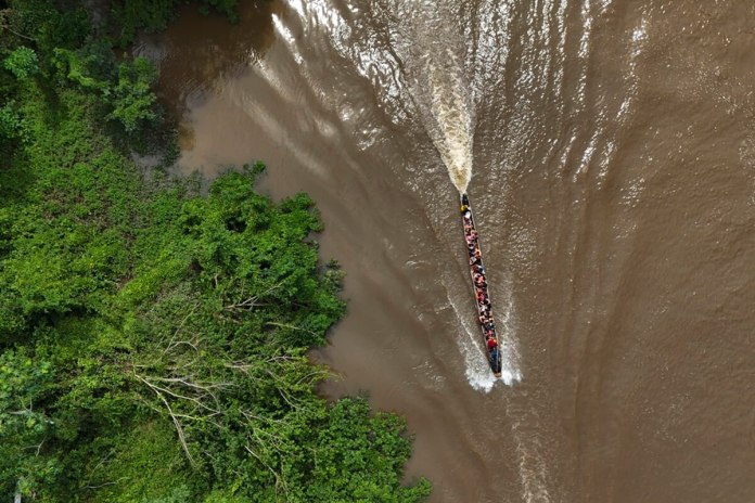 Migrantes viajan en una embarcación hacia Lajas Blancas, Panamá, el 28 de junio de 2024, tras cruzar a pie el Tapón del Darién desde Colombia. (AP Foto/Matías Delacroix)