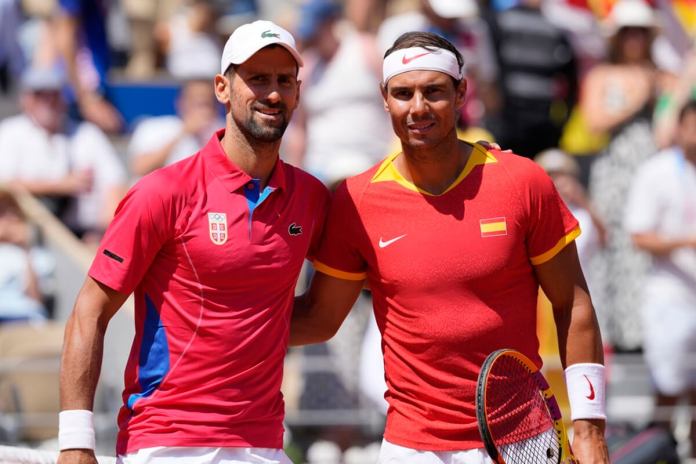 El español Rafael Nadal, a la derecha, y el serbio Novak Djokovicpose posan antes de enfrentarse en la segunda ronda del tenis de los Juegos Olímpicos en el estadio de Roland Garros, lunes 29 de julio de 2024, París, Francia. (AP Foto/Andy Wong)