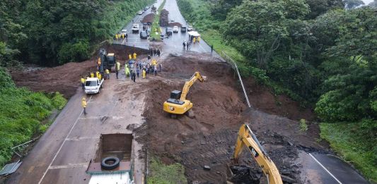 Personal de la Dirección General de Caminos realiza las labores de rehabilitación en el kilómetro 44 de la autopista Palín-Escuintla, en donde se formó un socavamiento. Foto: CIV