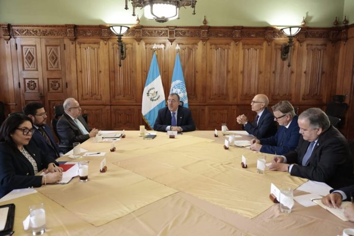 El presidente de Guatemala, Bernardo Arévalo, se reunió este 16 de julio con el Alto Comisionado de Derechos Humanos de la ONU, Volker Türk, quien permanecerá en el país durante tres días. FOTO: Minex. La Hora