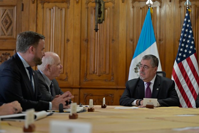 Presiente Bernardo Arévalo se reúne con delegación de senadores Estados Unidos. Foto: Bernardo Arévalo.