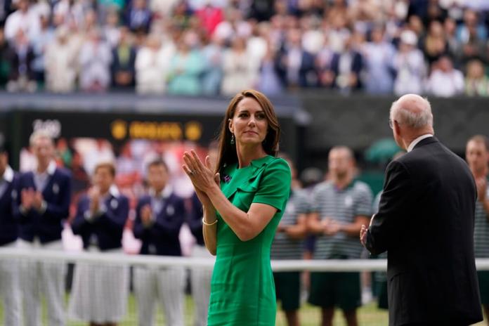 Catalina, princesa de Gales, observa luego de que el español Carlos Alcaraz superó al serbio Novak Djokovic en la final varonil del torneo de tenis de Wimbledon, en Londres, el domingo 16 de julio de 2023. (AP Foto/Alberto Pezzali, Archivo)