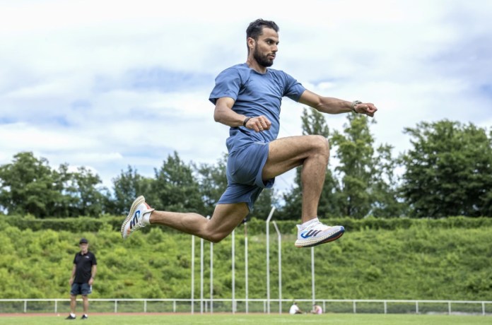 El refugiado sirio Mohammad Amin Alsalami, de 29 años, entrena en el estadio Wilmersdorf de Berlín, el 29 de mayo de 2024. (Foto AP/Ebrahim Noroozi)