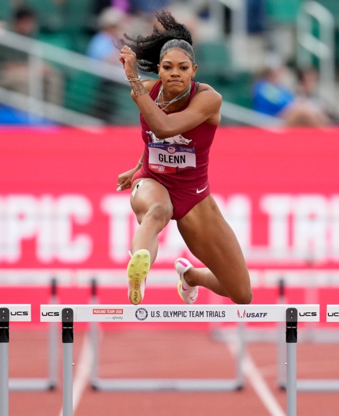 ARCHIVO- Rachel Glenn gana una eliminatoria en los 400 metros con vallas femeninas durante las pruebas por equipos olímpicos de atletismo de EE. UU. el 27 de junio de 2024 en Eugene, Oregón. (Foto AP/Charlie Neibergall, archivo)