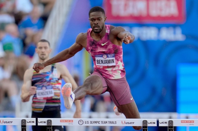 ARCHIVO - Rai Benjamin gana las semifinales masculinas de 400 metros con vallas durante las pruebas olímpicas por equipos de atletismo de Estados Unidos el 28 de junio de 2024 en Eugene, Oregon. (Foto AP/George Walker IV, archivo)