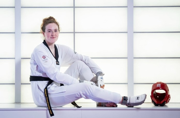 Rebecca McGowan posa durante una sesión de entrenamiento en el Centro Nacional de Taekwondo, en Manchester, Inglaterra, el martes 16 de julio de 2024. (Danny Lawson/PA vía AP)