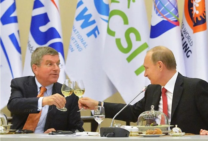 El presidente del Comité Olímpico Internacional (COI), Thomas Bach (i), brindaba con el presidente de Rusia, Vladimir Putin, durante una reunión en Sochi, Rusia, en 2015. EFE/Alexei Druginyn/RIA NOVOSTI/KREMLIN POOL