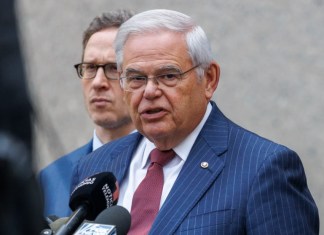 Jurado declara culpable a senador de EE.UU., Bob Menendez por cargos de soborno y corrupción El senador estadounidense Bob Menéndez, de Nueva Jersey, habla con la prensa frente al tribunal federal de Estados Unidos en Nueva York, EE.UU.. EFE/EPA/Sarah Yenesel