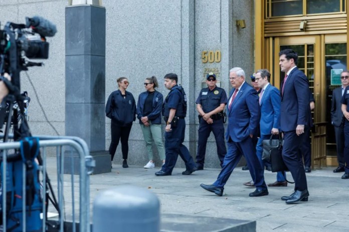 El senador estadounidense Bob Menéndez, de Nueva Jersey, abandona el tribunal federal de Estados Unidos en Nueva York, EE.UU.. EFE/EPA/Sarah Yenesel