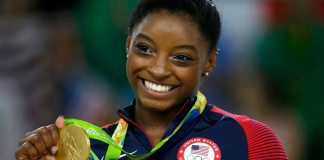 La gimnasta estadounidense Simone Biles muestra su medalla de oro tras ganar la competencia de suelo en los Juegos Olímpicos de Río de Janeiro, el 16 de agosto de 2016. (AP Foto/Rebecca Blackwell)