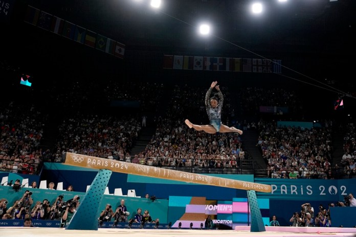 La estadounidense Simone Biles compite en la viga de equilibrio de la gimnasia artística de los Juegos Olímpicos de París, el domingo 28 de julio de 2024. (AP Foto/Charlie Riedel)