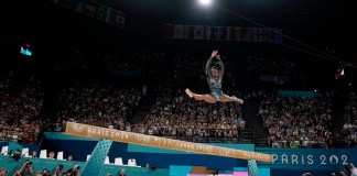 La estadounidense Simone Biles compite en la viga de equilibrio de la gimnasia artística de los Juegos Olímpicos de París, el domingo 28 de julio de 2024. (AP Foto/Charlie Riedel)