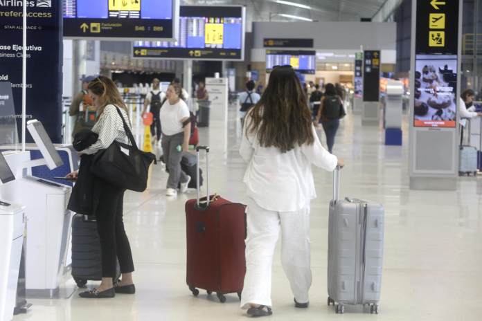 Fotografía que muestra pasajeros caminando este martes al interior del Aeropuerto Internacional de Tocumen (Panamá). EFE/Carlos Lemos