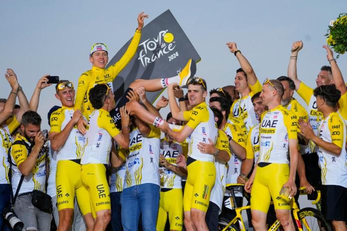 El esloveno Tadej Pogacar celebra con su equipo tras ganar la contrarreloj entre Mónaco y Niza de la 21ma etapa para ganar el Tour de Francia el domingo 21 de julio del 2024. (AP Foto/Jerome Delay)