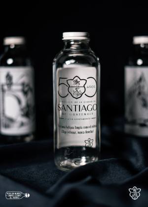 Todas las botellas tienen un diseño al reverso recordando los 500 años de fundación. Foto: Ayuntamiento de Antigua
