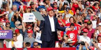 El expresidente estadounidense Donald Trump llega a un mitin de campaña en el Butler Farm Show Inc. en Butler, Pensilvania, EE.UU., el 13 de julio de 2024. una bala le atravesó la parte superior de la oreja derecha y que una persona que asistía al mitin murió, otra resultó herida y que el presunto tirador estaba muerto. EFE/EPA/DAVID MAXWELL