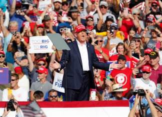 El expresidente estadounidense Donald Trump llega a un mitin de campaña en el Butler Farm Show Inc. en Butler, Pensilvania, EE.UU., el 13 de julio de 2024. una bala le atravesó la parte superior de la oreja derecha y que una persona que asistía al mitin murió, otra resultó herida y que el presunto tirador estaba muerto. EFE/EPA/DAVID MAXWELL