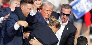 El expresidente estadounidense y candidato republicano Donald Trump con el puño en alto y la cara ensangrentada tras ser alcanzado este sábado por un disparo durante un mitin en Butler (Pensilvania). EFE/EPA/DAVID MAXWELL